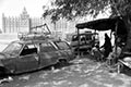 Kavárna. 
Značné části afrického dne vévodí nekonečná siesta a pohoda. Nic nevadí, že nic nefunguje. Muži v Djené rádi krátí chvíle stolními hrami, popíjením čaje a pokuřováním ze svých dýmek. Na náměstíčku je dokonce prodavač balených cigaret, které dělá ze starého tabáku a balí je do novinového papíru. Občas do nich také přidá něco pro zpestření chuti. Nebo snad ospalé polední atmosféry. 
(Mali)