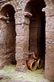 Bubny. 
V unikátním kamenném kostele v Lalibele odpočívají bubny, které zní při bohoslužbách. 
(Etiopie)