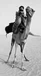 Cestou na velbloudu. 
Vzdálenější osady Tuaregů jsou dostupné jen na velbloudu. Toho si můžete levně pronajmout v každé vesnici. 
(Mali)
