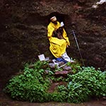 Hluboká spiritualita.   Svatý muž je oddán hlubokému pohroužení do svatých textů.   (Etiopie)