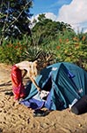 Stan. 
Horké ráno na břehu afrického jezera. Věčnými společníky jsou nám tady pouze opice, které kradou vše, na co dostanou chuť. 
(Malawi)