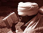 Hloubání.   Starý svatý mu&zcaron; je zahloubán do bible. Tato &ccaron;ást etiopských velehor je prosycena k&rcaron;es&tcaron;anskou mystikou a dýchá Kristem.   (Etiopie)