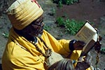 Z bible.   Svatí mu&zcaron;i &ccaron;asto obývají malé jesky&ncaron;ky, kde &ccaron;tou z bible a oddávají se hlubokým modlitbám. P&rcaron;es svou chudobu se ale t&ecaron;ší velké vá&zcaron;enosti u zdejšího k&rcaron;es&tcaron;anského obyvatelstva. Jsou to poutníci, jejich&zcaron; domovem jsou etiopské hory.   (Etiopie)