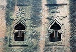 Okna.   Kamenné lalibelské kostely v Etiopii jsou unikátně zdobeny křesťanskými motivy. Etiopské ortodoxní křesťanství v této zemi vyznává 52,5% populace.   (Etiopie)