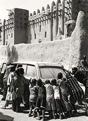 Moderní tvář Afriky je zasažena množstvím výdobytků evropské civilizace, které jsou ovšem téměř nebo úplně nefunkční. V Africe to ale nevadí, vždy se najde nějaké uplatnění pro cokoli, a to bez výjimky. Funkční technika zde představuje velký problém, který je kompenzován obrovskou vynalézavostí a schopností improvizovat.
