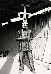 Dogoni jsou nesmírně tajemní lidé, žijící na území jižního Mali, při hranici Burkiny Faso. Kromě záhadných rituálů, při nichž se donedávna usmrcovali lidské oběti, dnes nahrazené zvířecími, jsou nesmírně zajímavé také dogonské voodoo masky. Ty se vyrábějí vždy pouze pro určený obřad a dál se již znovu nepoužívají. Nově vyrobenou masku začaruje šaman, který ji svým úkonem dodá potřebnou energii a sílu. Tyto masky skutečně nahání hrůzu a pro nezasvěceného člověka může být nebezpečný i fyzický kontakt s nimi. Africká černá magie čili voodoo má v jižním Mali skutečně velkou sílu.