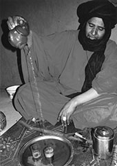 Tuaregové se pohybují zejména po severní části Mali pokryté pískem Sahary. Zřídka jsou ale vidět i poměrně daleko od pouště, např. až ve vnitrozemí Burkiny Faso. Páni pouště, jak se jim přezdívá, milují čaj a připravují jej specifickým způsobem. Čaj se v konvičce svaří na ohni, poté se osladí a přelévá z konvičky do hrnků a zpět tak dlouho, dokud pořádně nenapění. Samozřejmě z co možná největší výšky.