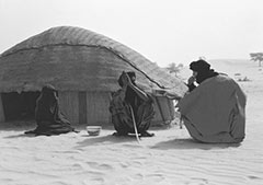 Severně od Timbuktu se rozprostírá největší poušť světa – Sahara. Osamělé Tuaregské osady žijí pohodovým rytmem. Kočovníci i přes vlastní nedostatky pohostí cizince čajem, plackou a trochou tabáku. Ten kouří ze zvláštních podlouhlých dýmek, leckdy vyrobených ze slonoviny zdobených stříbrem. Sahelské dýmky jsou vždy ukládány do specifických vaků z velbloudí kůže, které mají kapsu na dýmku, tabák i na čistítko.