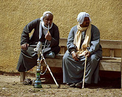 U obchodů se nespěchá. 
Při obchodování je nutné dát si několikrát přestávku a u vodní dýmky si vše dobře rozmyslet. 
(Egypt)