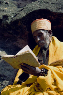 Bible.   Svatý mu&zcaron; je v Lalibele zahloubán do Bible. P&rcaron;emýšlí snad o královn&ecaron; ze Sáby, která je s touto oblastí historicky spojována? &Zcaron;ena, která svedla samotného krále Šalamouna? Lalibela je neoby&ccaron;ejn&ecaron; zajímavým místem. Z&uring;stává záhadou, pro&ccaron; zde toto dechberoucí místo vzniklo. Kostely se v&zcaron;dy stav&ecaron;ly co nejvýše a ne naopak. Symbolika pekla?   (Etiopie)