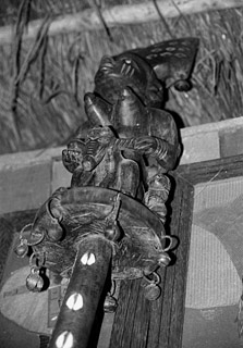 Domácí voodoo chrání před nepřáteli. 
V domorodých chýších často narazíme na ochrannou voodoo sošku, pomocí níž se vesničané snaží odvrátit zlé síly. Sošku vždy vytváří šaman, který jí také vdechne magickou moc. Takovou dřevěnou sošku může poté použít v chýši více členů rodiny. Do sošky je třeba natlouci hřebík nebo jiný předmět ze železa, které má v domorodé společnosti až mystický význam. Soška potom uvolní ochrannou energii tomu, kdo hřebík natloukl. Můžeme proto často vidět zcela pobité sošky, které dávno ztratily tvar a připomínají železného ježka, když je po dlouhé roky používá celá rodina. Propichování sošek za účelem bezprostředního ublížení jiné osobě je pravděpodobně nesprávně reprodukovaná výše popsaná aktivace. 
(Benin)