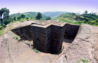 Lalibela.   Kostel St. George je nejposvátnější ze všech v Lalibele a také jako jediný není naštěstí zastřešený nevzhlednou konstrukcí. Byl údajně vystavěn na popud samotného svatého Jiří, kterému se nelíbilo, že mu není zasvěcen žádný kostel v Lalibele.   (Etiopie)